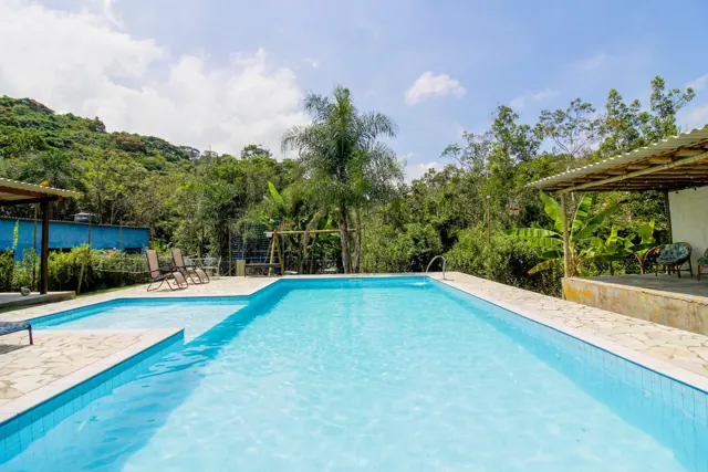 Piscina com cascata e área de lazer